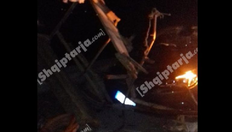 E FUNDIT/ Makina përplas karrocën me kalë në Peqin, një i plagosur rëndë (PAMJET)