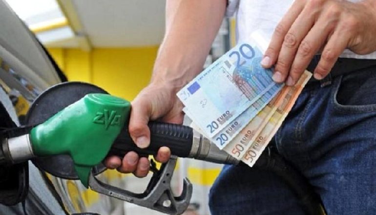 BLEU KARBURANT ME 100 EURO FALSE/ Tepelenasi shpallet në kërkim. U zbulua kur…