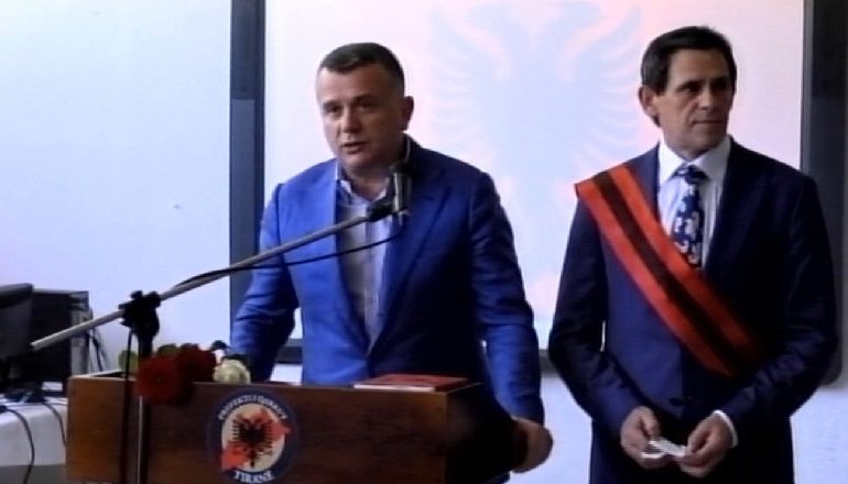 PAS BETIMIT TË SULIT/ Balla thumbon Mziun: Përfundoi historia kur kryetari…
