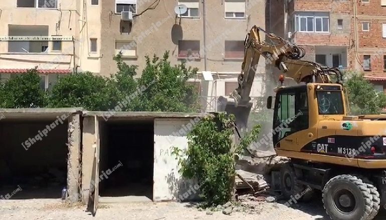 Anti-Informaliteti/ IMT prish 7 garazhe në Vlorë të ndërtuara në hapësira publike