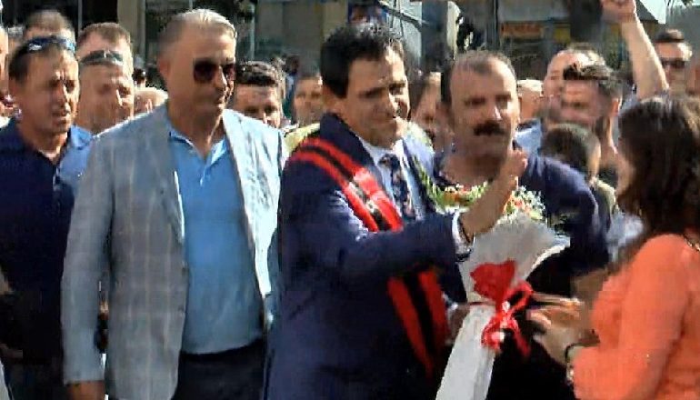 “DERA U HAP”/ Rakip Suli futet në zyrë dhe merr drejtimin e bashkisë së Kamzës