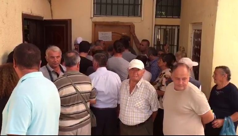 TRE BASHKI NJË SPORTEL PËR PASAPORT NË TIRANË/ Irritohen qytetarët: Këtu fiton kush ka mik e pistoletë