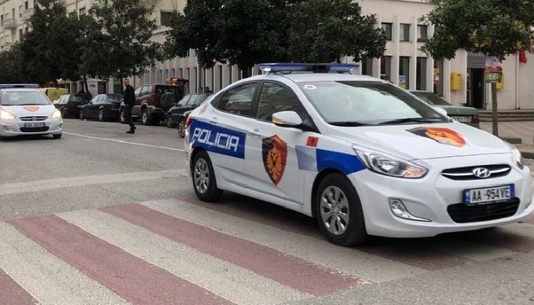 ARRESTOHET NË FLAGRANCË ISH-POLICI I ARRATISUR/ Mbante pa leje një armë dhe dhunonte të shoqen
