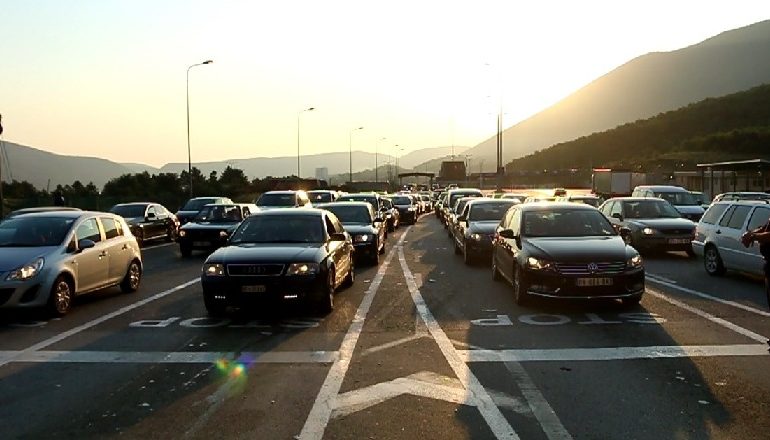 FESTA E KURBANIT DHE PUSHIME NË SHQIPËRI/ Fluks kosovarësh në doganën e Morinës