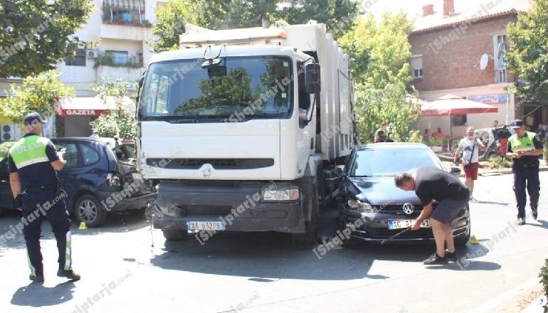 NDODH NË TIRANË/ Shoferi i makinës së mbeturinave tapë në timon, merr para 3 mjete