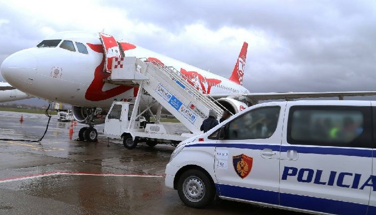ME PASAPORTA FALSE DHE DOKUMENTA ITALIANE DREJT ANGLISË/ Kapen në Rinas 4 persona, “kapoja” i grupit…