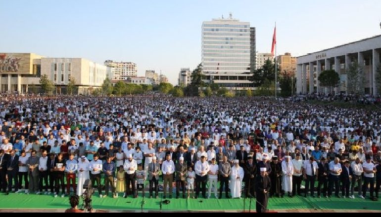 BESIMTARËT MYSLIMANË FESTOJNË KURBAN BAJRAMIN/ Kryetari i KMSH-së: Mos e humbni shpresën te Zoti
