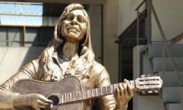 ME KITARE NË DORË/ Së shpejti një shtatore për ikonën e muzikës shqiptare në Lushnje