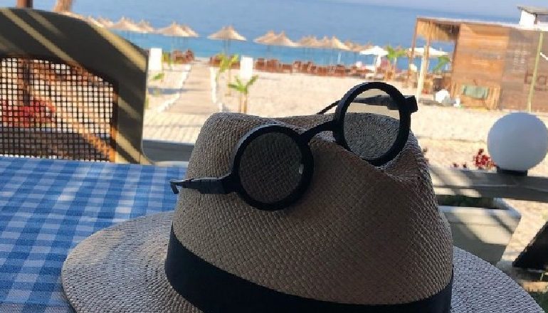 “DY KAFE DY UJË”/ Kryeministri e nis ditën me një FOTO nga bregdeti, kuponi nuk mungon