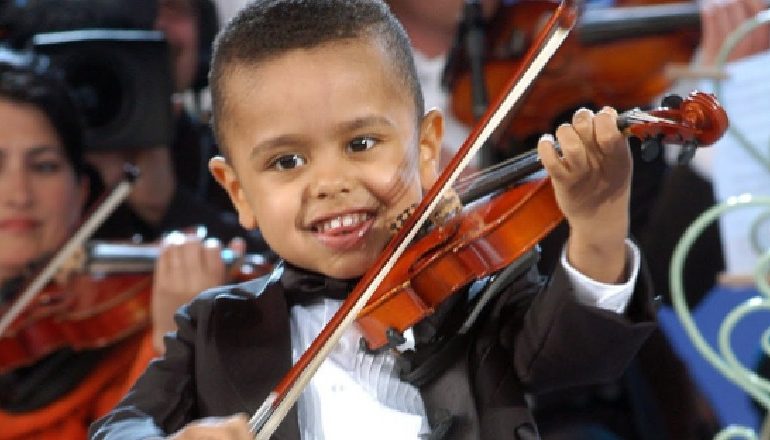 VETËM 3 VJEÇ/ Vogëlushi që bëri të përlotej sallën….teksa i binte violinës