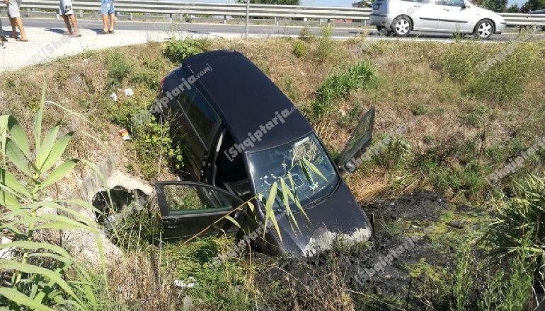 PËRPLASEN TRE MAKINA NË AKSIN LUSHNJE-FIER/ 2 përfundojnë në kanalin e ujërave të zeza