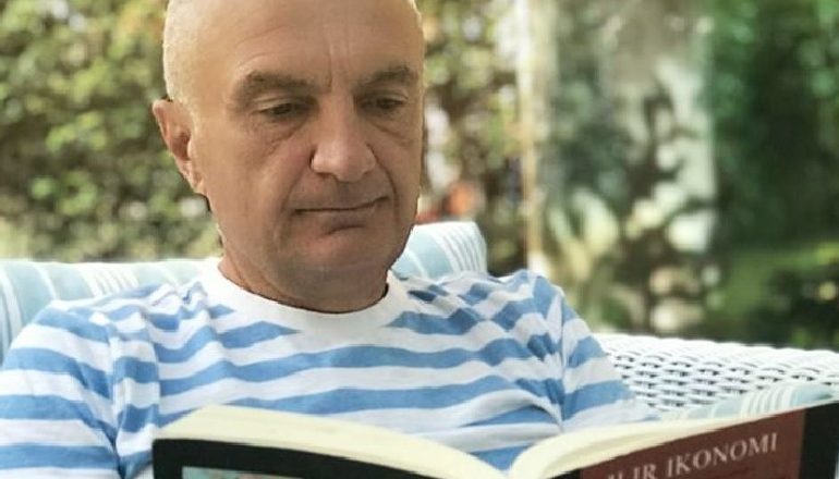 “JAM RACË E AVNI RUSTEMIT”/ Meta poston një foto që në sabah, duke lexuar Esat Pashë Toptanin