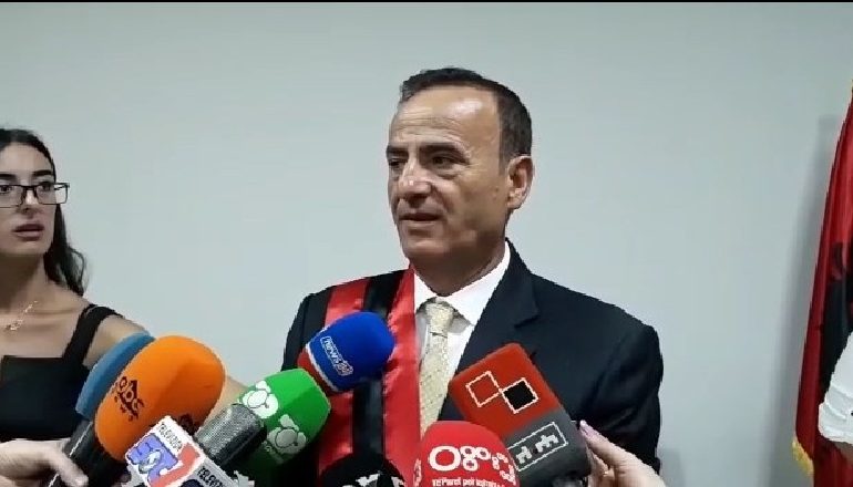 KONSTITUIMI/ Betohet pa incidente kryebashkiaku i ri i Pogradecit, kryetari në ikje: Po lë një bashki me taksa të ulura