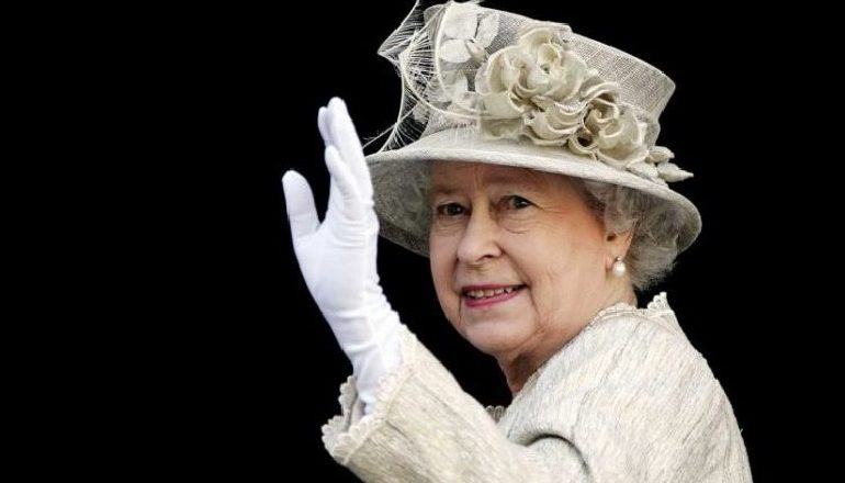 E RRALLË/ Kur të mësoni këto 9 fakte do thoni “sa e çuditshme kjo mbretëresha Elizabeth” (FOTO)