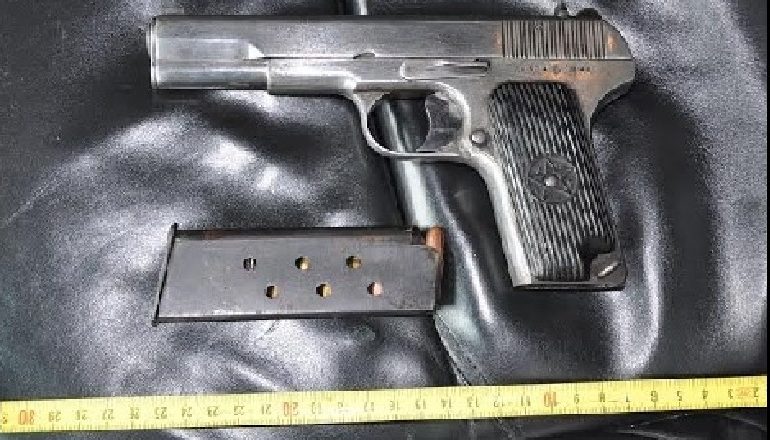 LËVIZTE ME ARMË NË MES TË QYTETIT/ Pistoletë me 6 fishekë në makinë, arrestohet 25-vjeçari në Elbasan