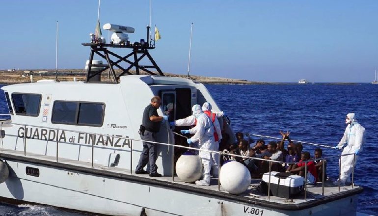 100 TË DËSHPËRUAR NË BRIGJET E ITALISË/ “Open Arms” akuzon Matteo Salvinin si ksenofobë dhe racistë