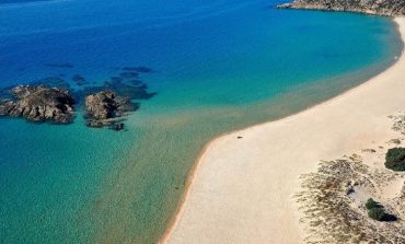 TURISTËT FRANCEZË RREZIKOJNË BURGUN/ Vjedhin rërë me bidona plastik në bregdetin e Sardenjës