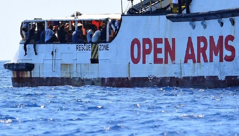 EMIGRANTËT ZBARKOJNË NË LAMPEDUSA/ Itali, pas 19 ditësh në det, përfundon odisea e “Open Arms”