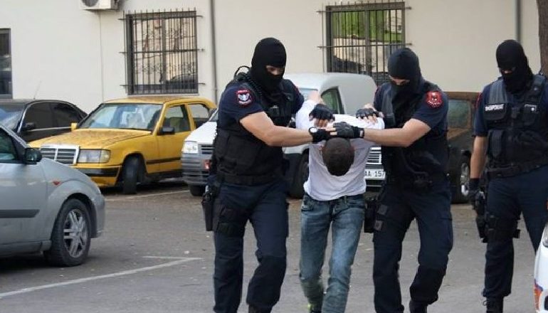 15 MIJË PAUND PËR TË SHKUAR NË ANGLI/ Kapet 19-vjeçari nga Burreli dhe falsifikuesi i letrave