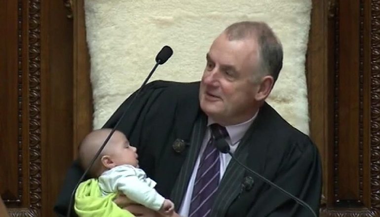 E JASHTËZAKONSHME/ Kryeparlamentari ushqen me qumësht djalin e deputetit që mbante fjalim