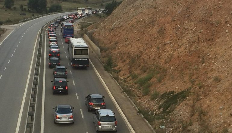 TRAFIK I RËNDUAR NË RRUGËN E KOMBIT/ Kosovarët zbarkojnë në bregdetin shqiptar