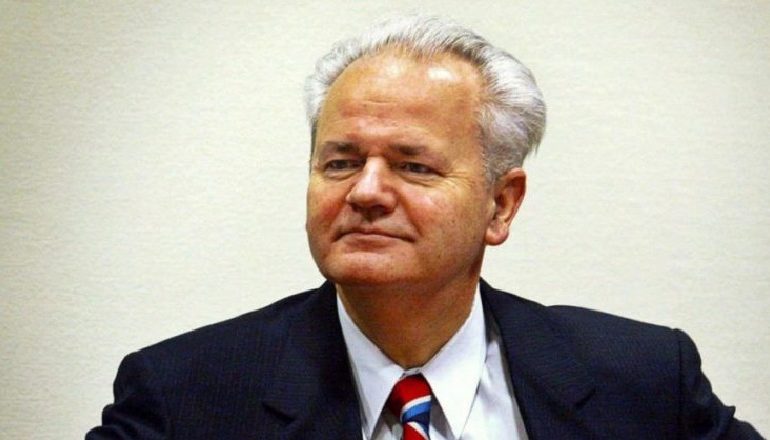VIDEO E RRALLË/ Minutat e fundit të Slobodan Milosheviç, pak para ekstradimit të tij nga Tuzla në Hagë
