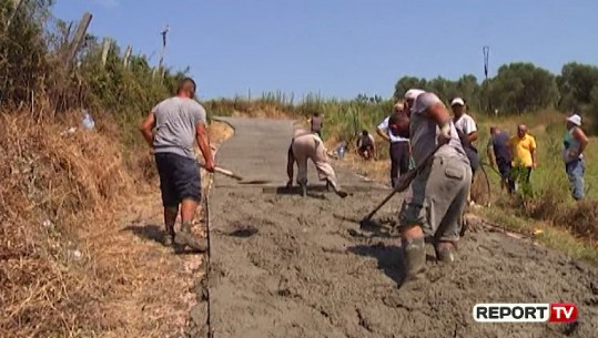 “MË VDIQ XHAXHAI SE NUK NGJITEJ AMBULANCA DERI LART”/ Banorët në Lushnje ndërtojnë rrugën me lekët e tyre (VIDEO)