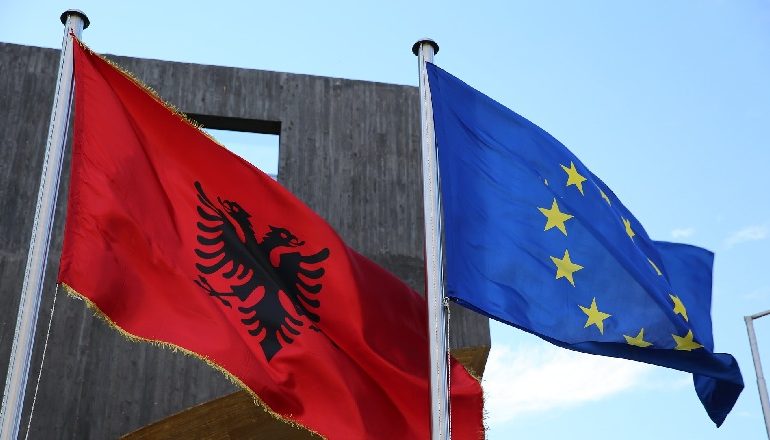 RAPORTI/ Shqiptarët populli që ka besimin më të lartë në Europë në institucionet e BE-së