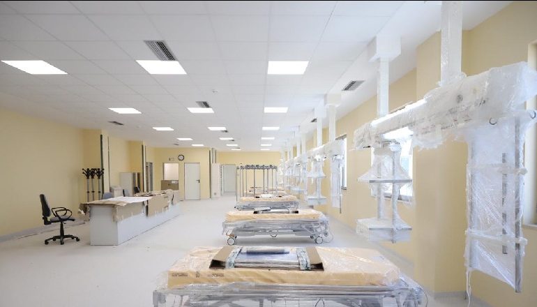 “SALLË OPERACIONI SI NË SPITALET EUROPIASNE…”/ 8.8 mln euro për të transformuar rrënjësisht Kirurgjinë në QSUT