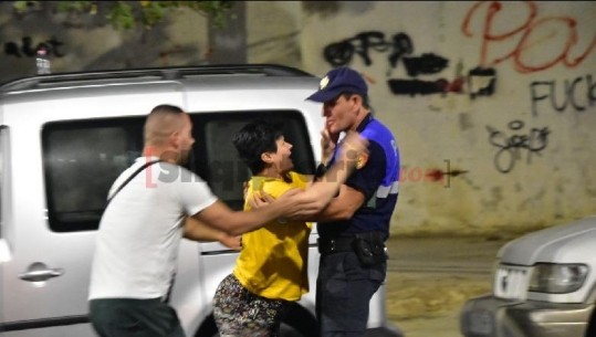 ATENTATI NË TIRANË/ Nëna e ish-policit të vrarë shpërthen në britma e lot pak metra larg trupit të pajetë të djalit të saj (VIDEO)