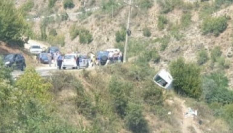 FURGONI PËRPLASET NGA KAMIONI/ Pema shpëton mrekullisht pasagjerët (FOTO)