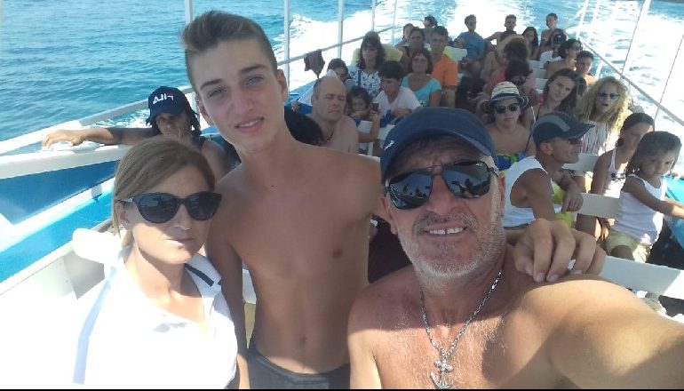 20 VITE NË DET/ Ish-marinsi shqiptar bashkon familjen në pasionin e tij të madh