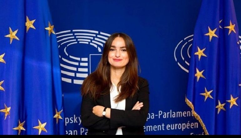 DIKUR AZIL KËRKUESE/ Njihuni me shqiptaren që do të drejtojë komunën e dytë më të madhe në Suedi