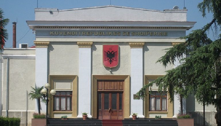 KUVENDI/ Deputetët rikthehen nga pushimet, të hënën nis Parlamenti