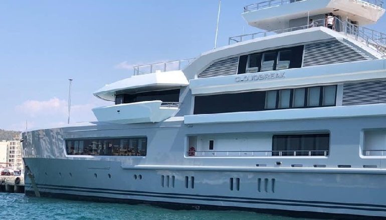 “CLOUDBREAK”/ Porti i Vlorës vizitohet nga jahti luksoz anglez (FOTO)