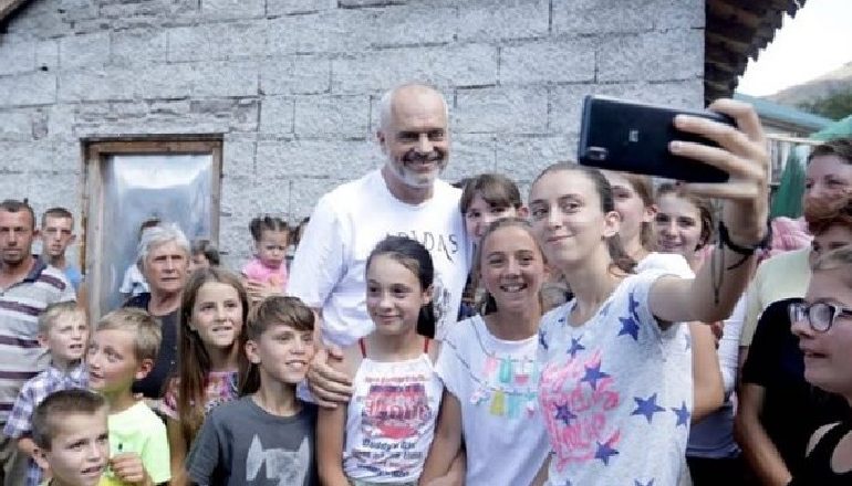 RINDËRTIMI I SHTËPIVE NGA TËRMETI NË KORÇË/ Rama poston FOTON E DITËS nga Floqi