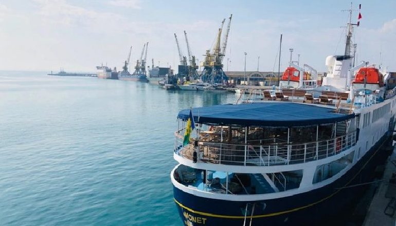 TURISTËT “ZBARKOJNË” NË DURRËS/ Anija “Monet” për herë të parë në Shqipëri