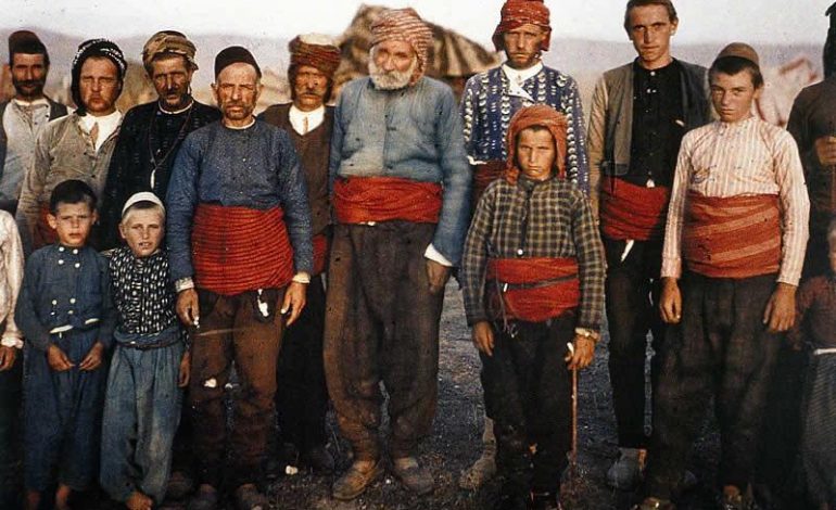 PAS RËNIES SË PERANDORISË OSMANE/ Ja si jetonin shqiptarët. Fotot nga koleksioni i bankierit milioner francez