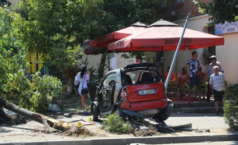 AKSIDENT NË TIRANË/ Përfshihen disa makina. Njëra rrëzon pemën e përfundon në lokal (FOTOT)