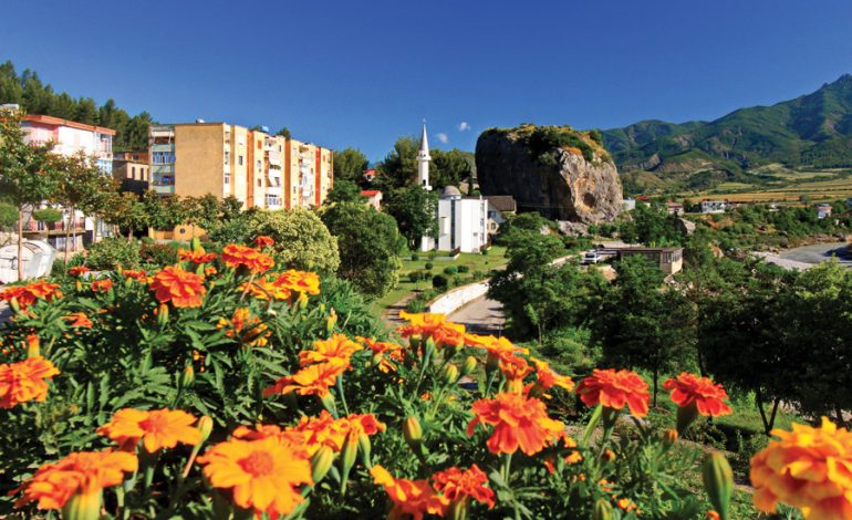 KOMENTET/ Turistët e huaj në dashuri me Përmetin: Një vend fantastik me njerëz mikpritës (FOTO)
