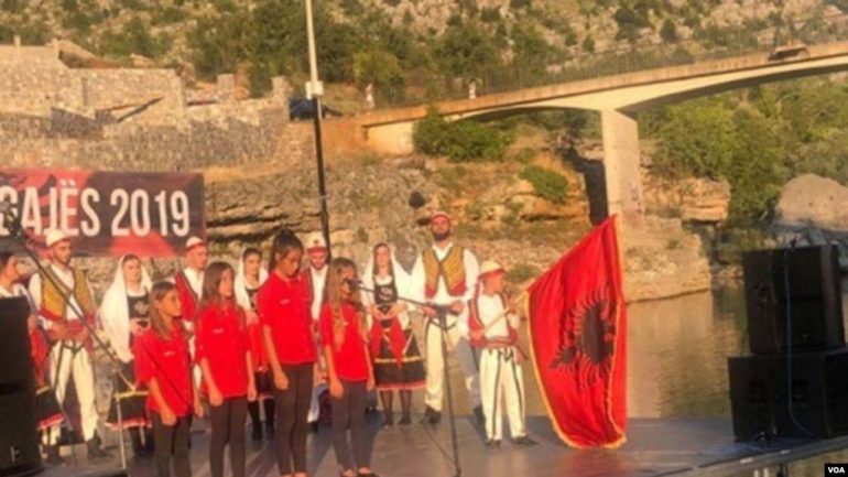 PADI NDAJ PËRDORUESVE/ Flamuri shqiptar “tërbon” malazezët