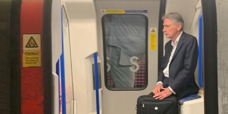 ZBULOHET FOTO E MINISTRIT BRITANIK/ Pas dorëheqjes u kthye me tren në shtëpi