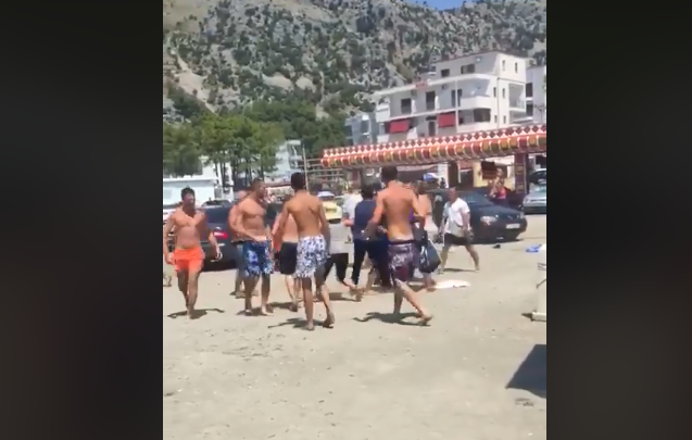 GRUSHTA DHE TULLA, SHERR MASIV NË PLAZHIN E SHËNGJINIT/ Në konflikt janë përfshirë një numër shumë i madh personash (VIDEO)