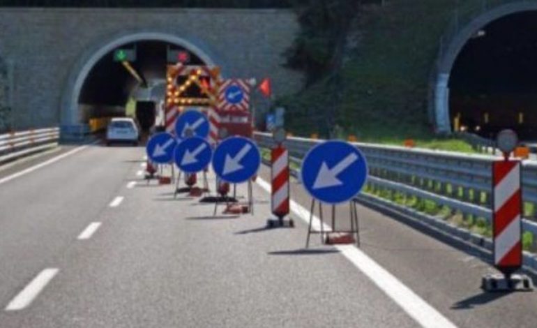 E RËNDË/ 62 vjeçari SHQIPTAR përplas për vdekje puntorët e rrugës. Dyshohet se…