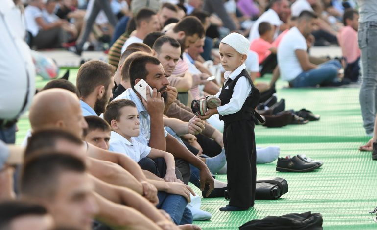 FOTO-LAJM/ Momente nga festa e Kurban Bajramit në Sheshin Skënderbej
