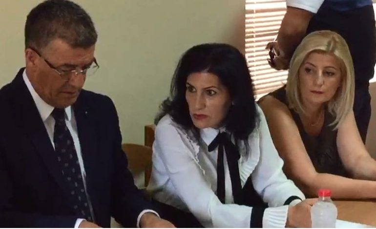 I ZGJEDHUR NGA LSI/ Nipi i Klement Balilit liron zyrën! Betohet kryebashkiakja e re e Delvinës