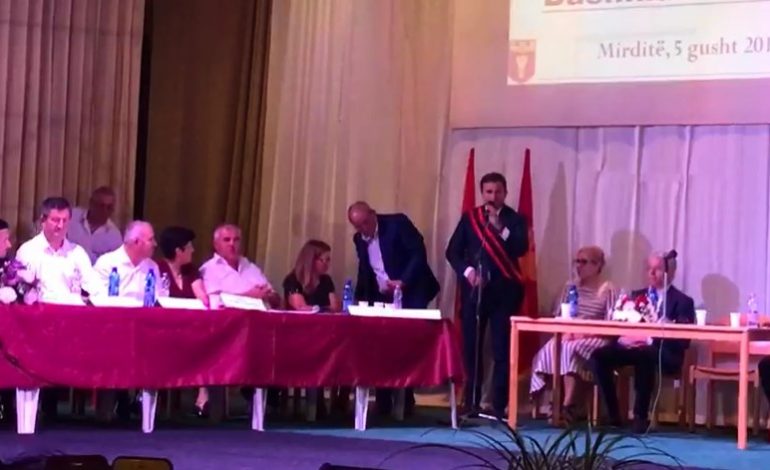 30 QERSHORI/ Kryebashkiaku i ri i Mirditës betohet në prani të Sandër Lleshajt