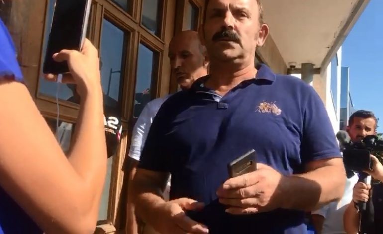 30 QERSHORI/ Mbërrin kryetari i këshillit të bashkisë Kamëz, dera e mbyllur (FOTO)