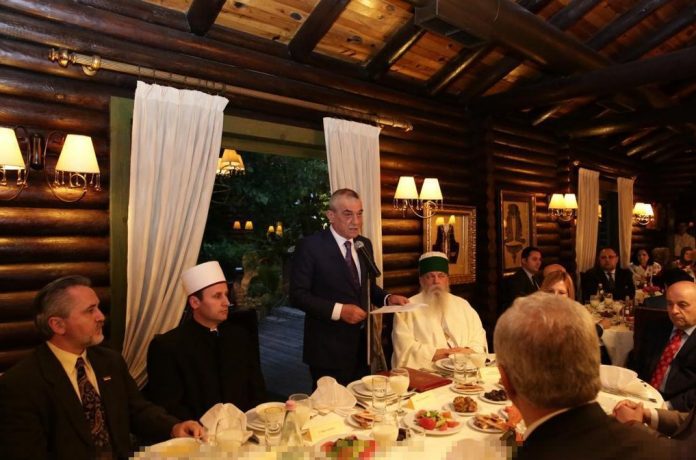 THIRJE POLITIKËS/ Ruçi: Të mësojmë nga myslimanët për të kapërcyer mosmarrëveshjet