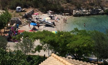 PRONARI NË BURG/ Mbyllet restoranti në Porto Palermo, turistët shijojnë plazhin...pa lekë! (VIDEO)